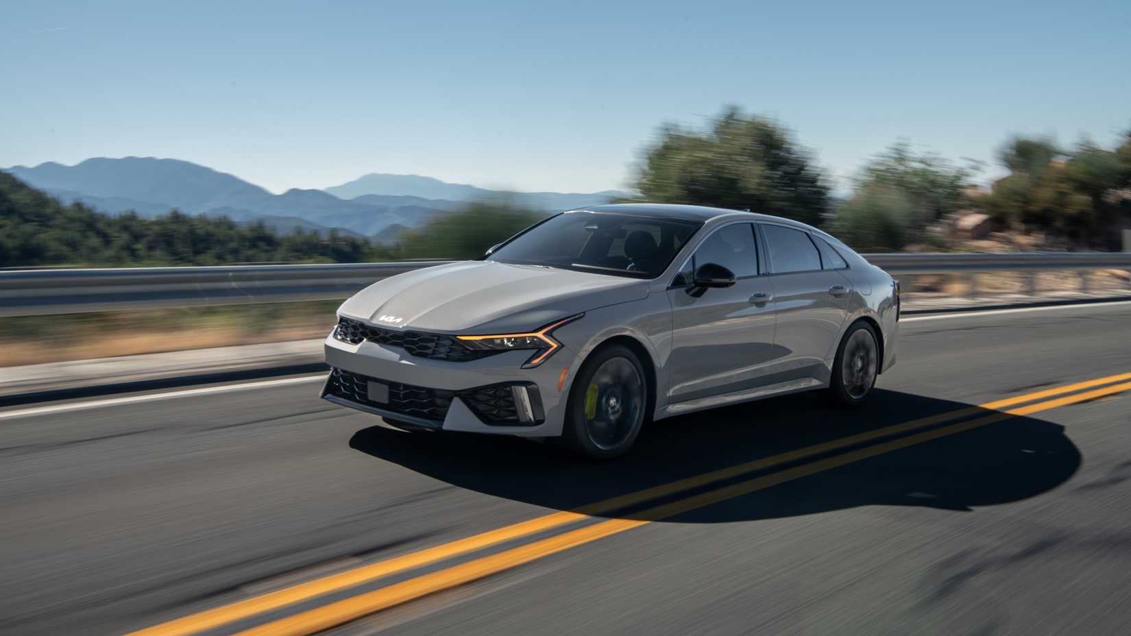 Foto frontal de ação 3/4 do Kia K5 2025