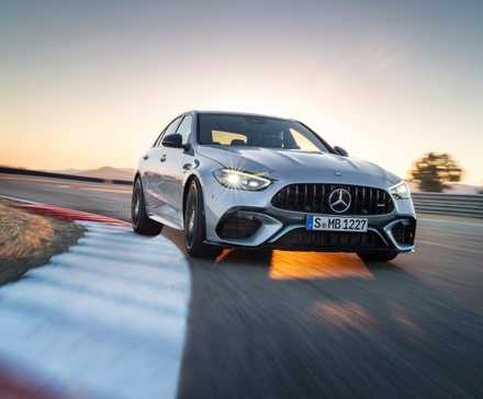 Prata 2024 Mercedes-AMG C 63 SE Desempenho em curva