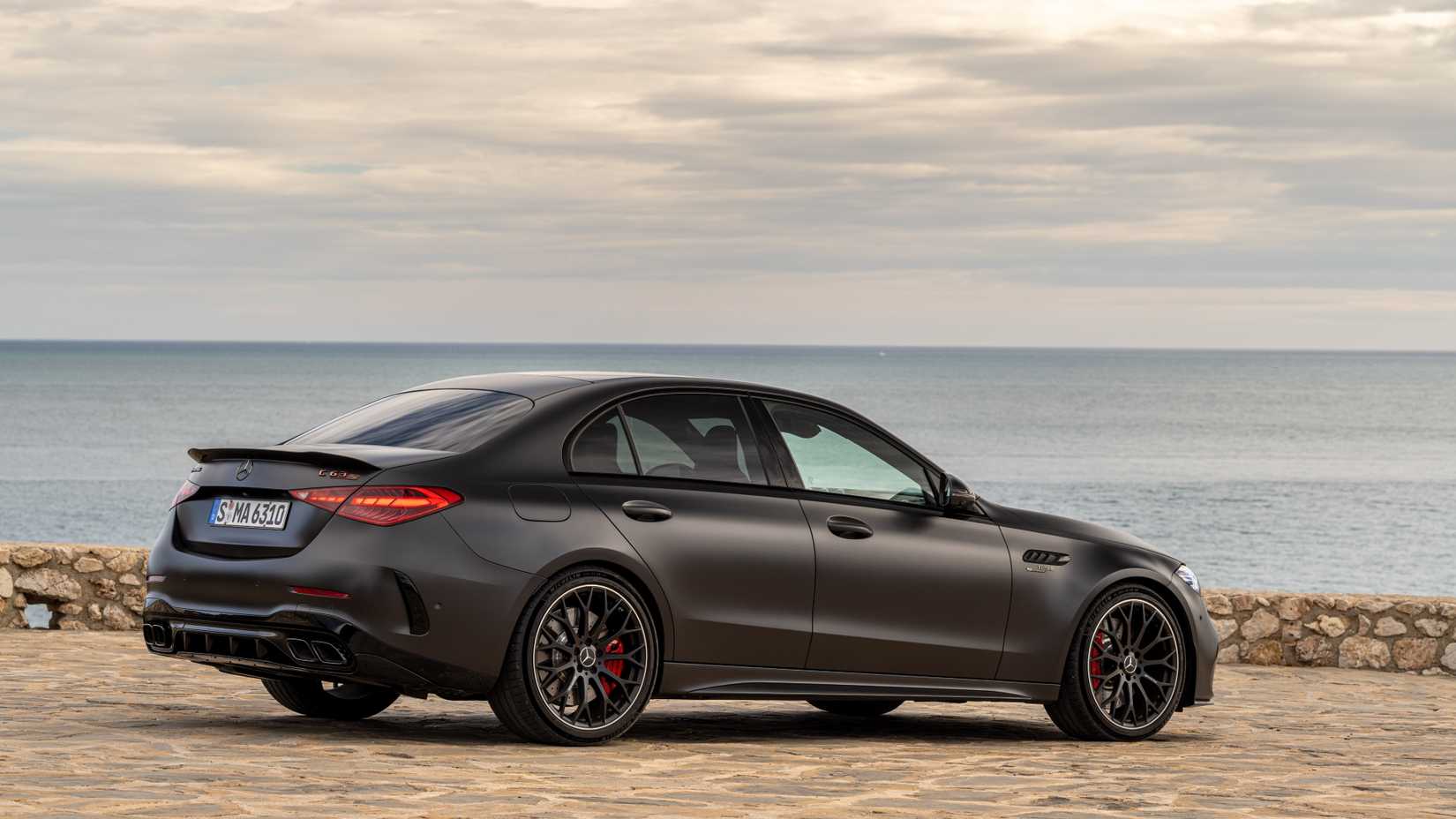 2024 Mercedes-AMG C 63 SE Performance estacionado ao lado de um lago