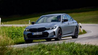 2024 BMW M340i XD frontal 3/4 foto de ação fazendo uma curva à direita