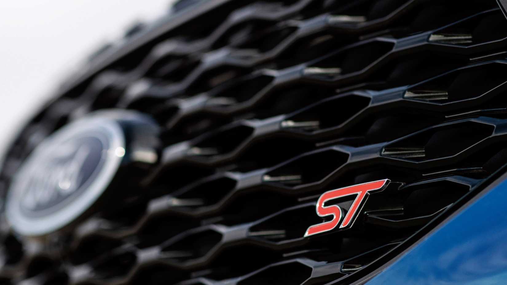 Close do emblema frontal do Ford Explorer ST 2022 