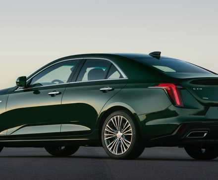 Vista traseira 3/4 de um Cadillac CT4 Premium Luxury 2024