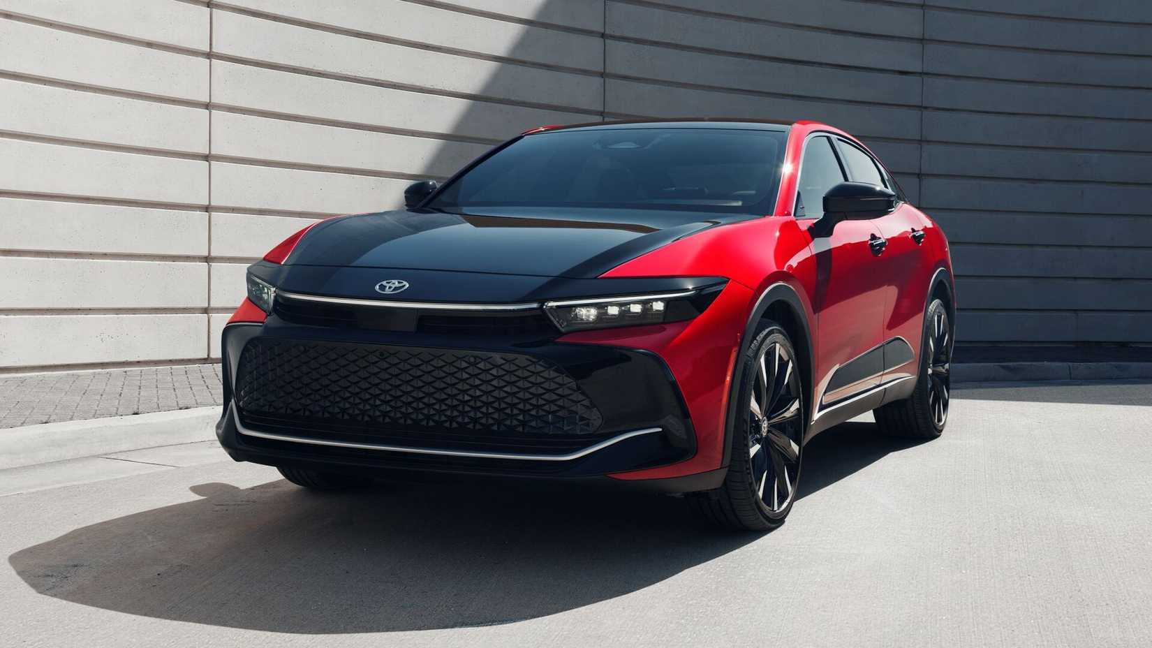 2024 Toyota Crown Platinum 3/4 ângulo na estrada.