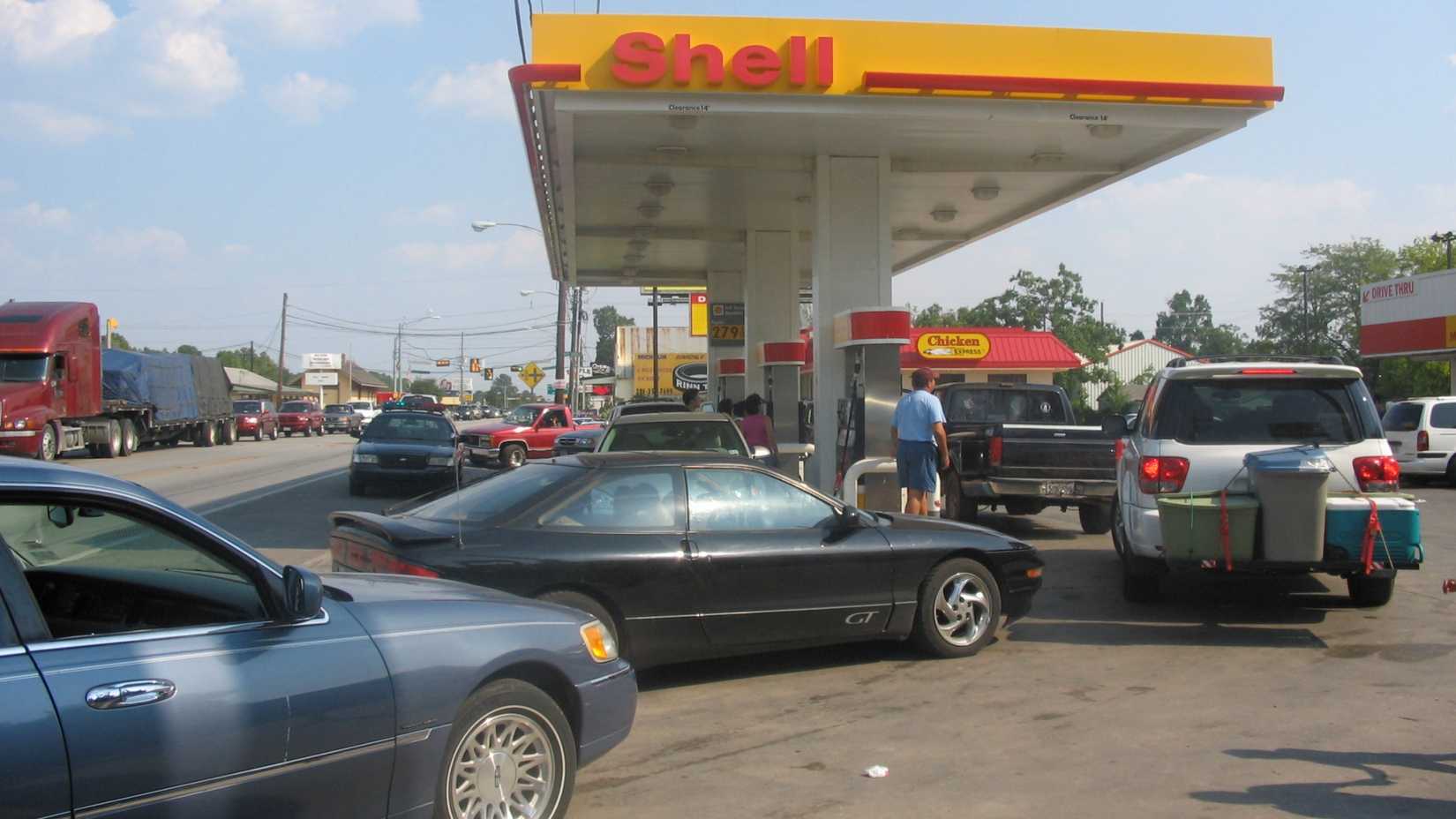 Furacão_Rita_Evacuação_Magnólia_gas_station