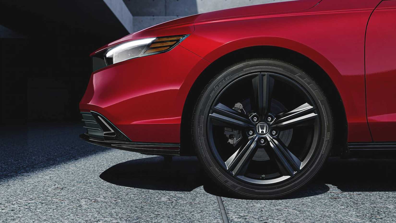Close de uma roda vermelha do Honda Accord 2024