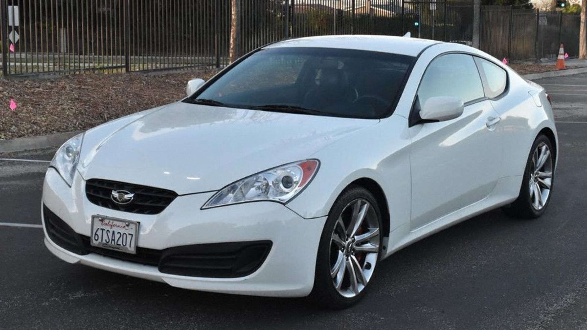 Hyundai Genesis Coupe 2.0T R-Spec 2012 em branco posando no estacionamento