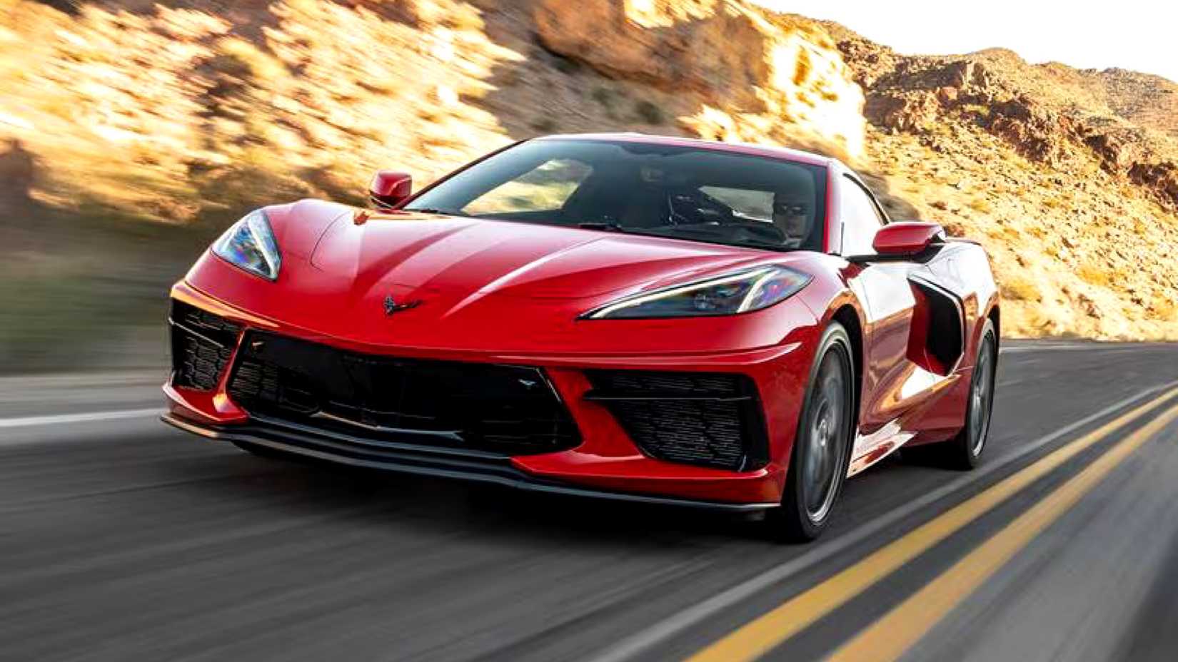 2023 Chevrolet Corvette Stingray C8 em vermelho Posando na estrada deserta