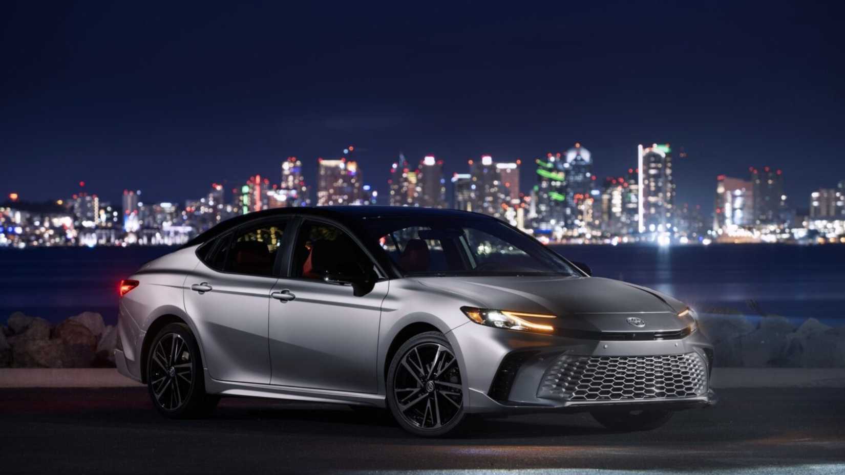 Front 3/4 shot of a silver 2025 Toyota Camry SE AWD
