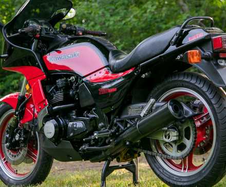 Uma foto em perspectiva traseira do lado esquerdo de uma Kawasaki GPz750 Turbo