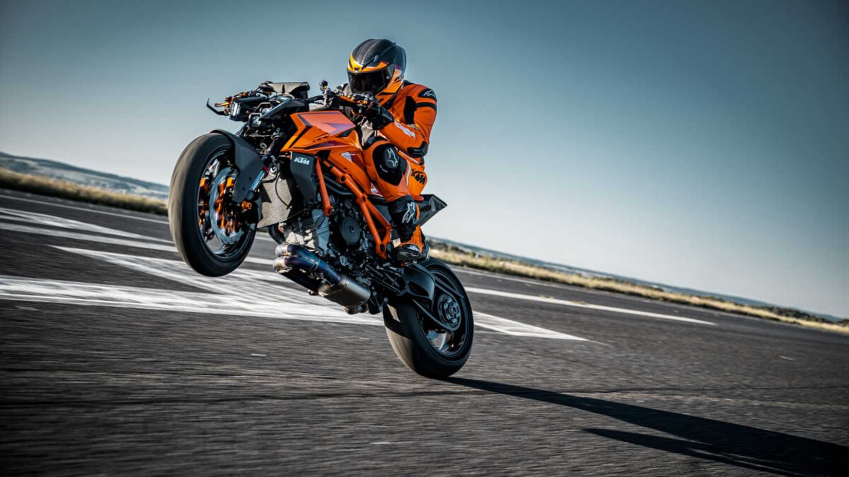 KTM 1390 SUPER DUKE R EVO fazendo um cavalinho na pista
