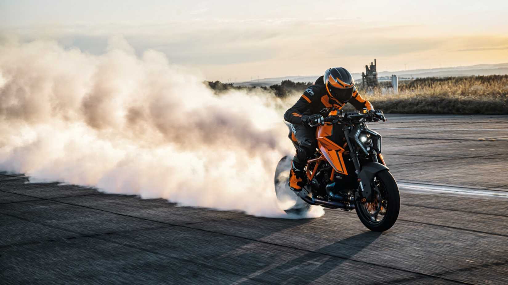KTM 1390 SUPER DUKE R EVO fazendo um burnout
