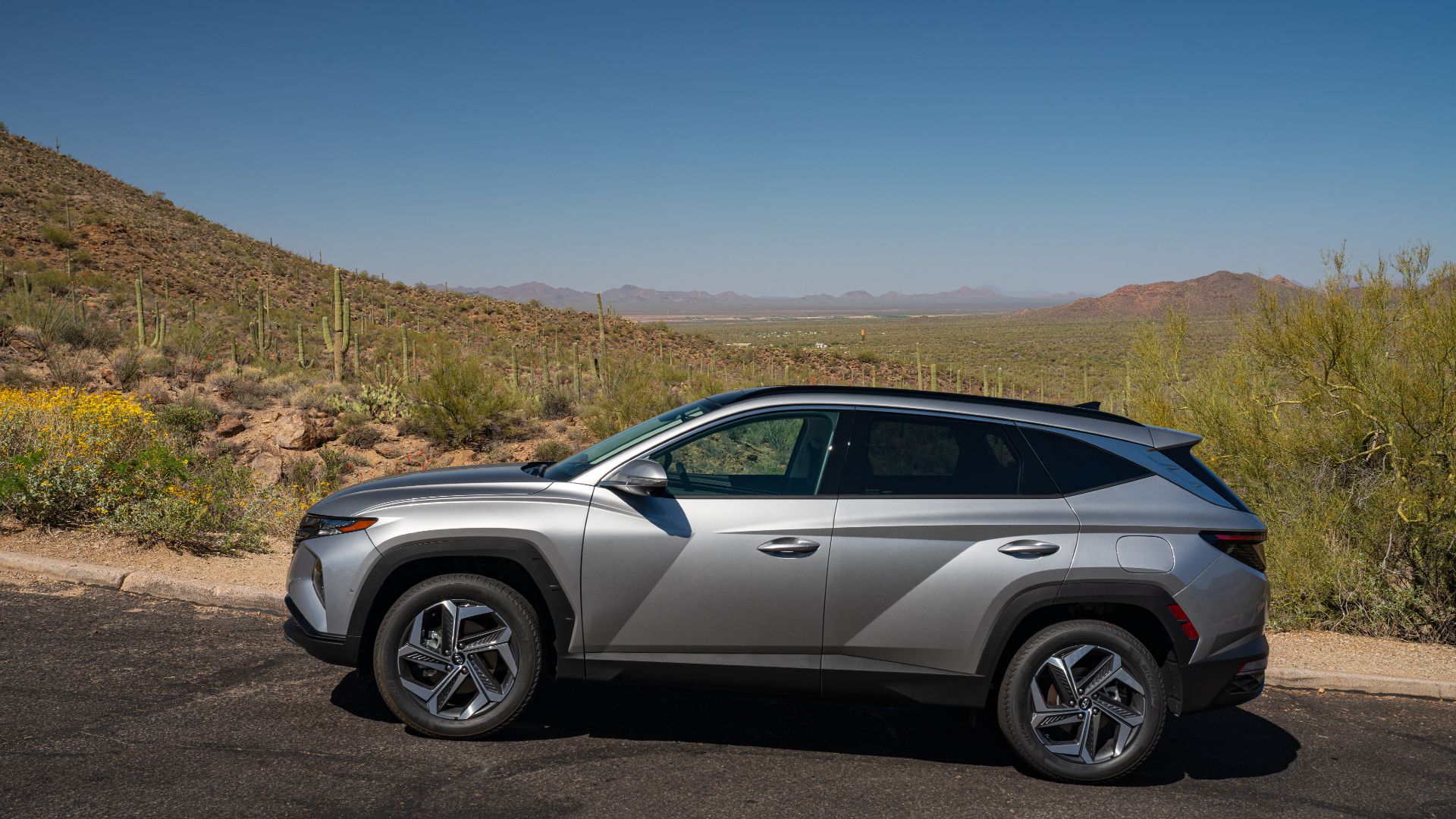 2024 Hyundai Tucson Hybrid mostrando o lado do motorista.