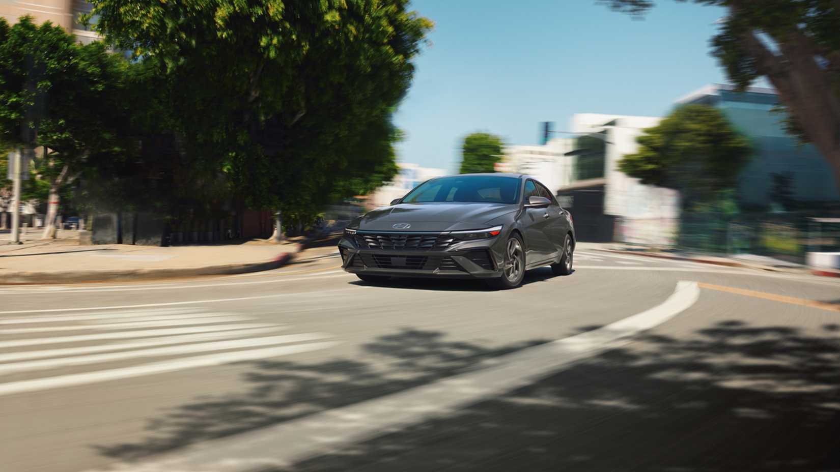 Um Hyundai Elantra Hybrid 2024 dirigindo na estrada.