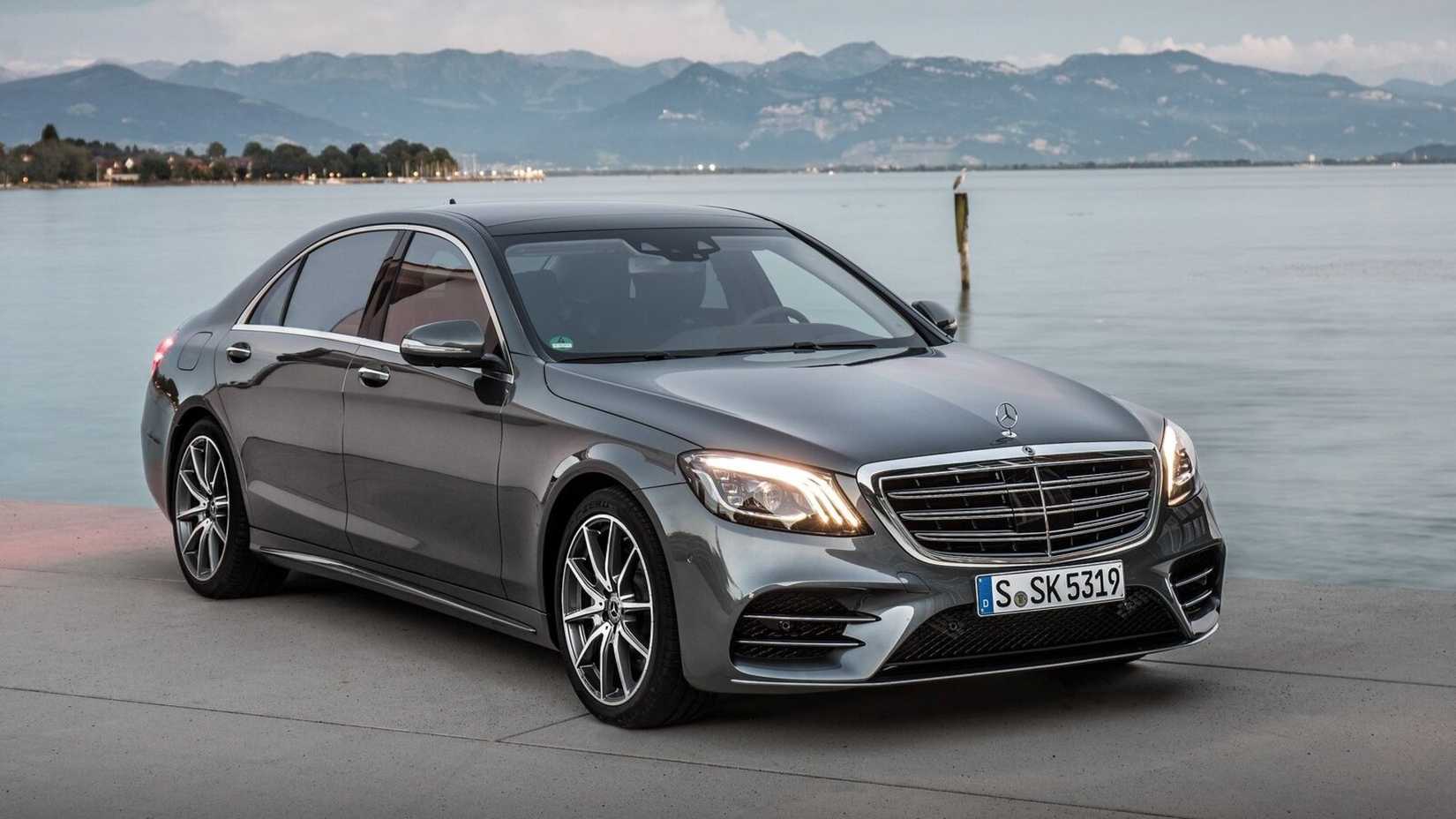 Prata 2018 Mercedes-Benz Classe S estacionada na frente 3/4 vista para o oceano