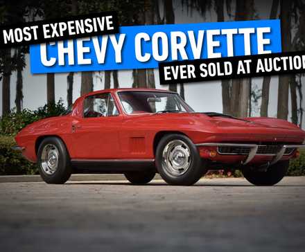 foto frontal 3/4 de um Corvette Stingray vermelho