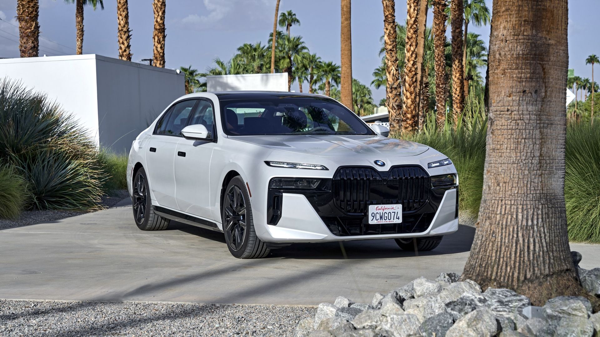 Foto frontal 3/4 de um BMW 760i 2023 estacionado