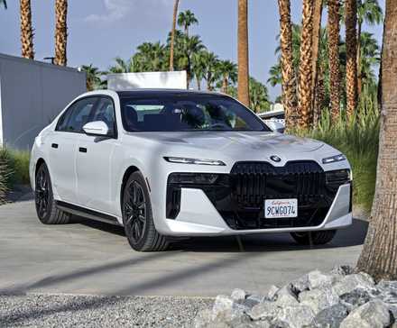 Foto frontal 3/4 de um BMW 760i 2023 estacionado