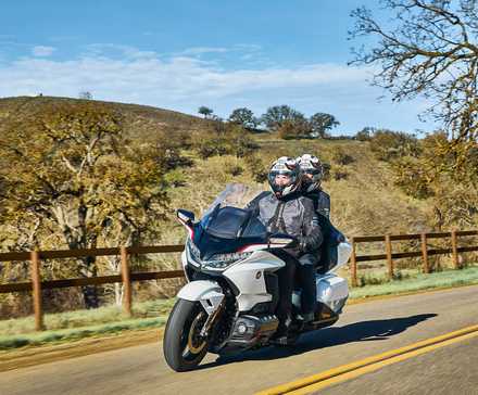 Airbag branco Honda Goldwing Tour DCT automático navegando na rodovia.