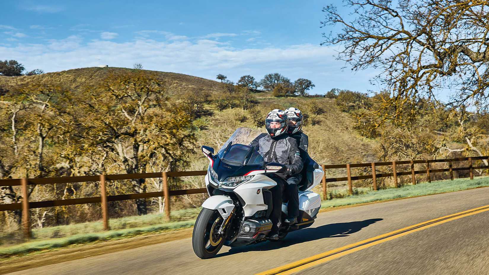 Airbag branco Honda Goldwing Tour DCT automático navegando na rodovia.