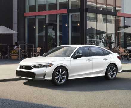 Foto frontal de três quartos de um Honda Civic Sedan Sport Touring Hybrid 2025 branco