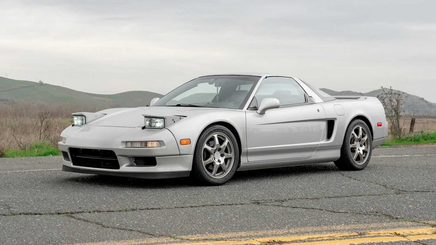 Uma foto frontal 3/4 de um Acura NSX Silver 1993.