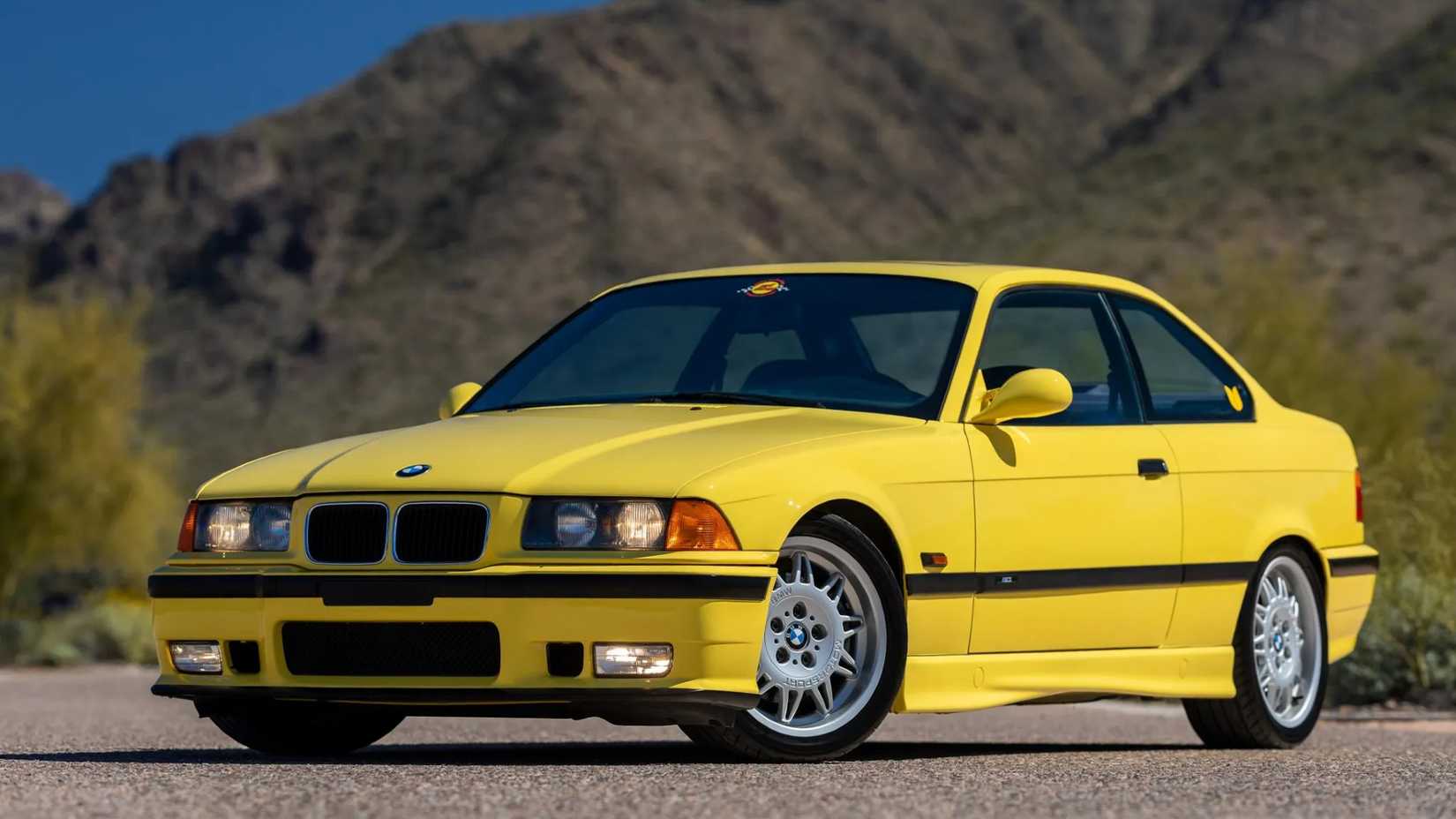 1995 BMW M3 Coupe em amarelo estacionado