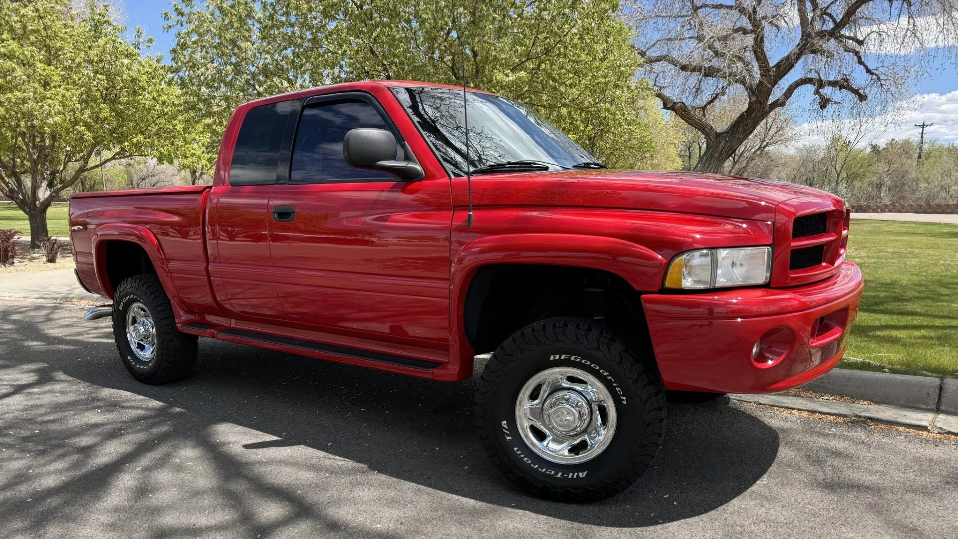 Um Dodge Ram 2500 Cummins vermelho 1998 frontal 3/4 foto externa