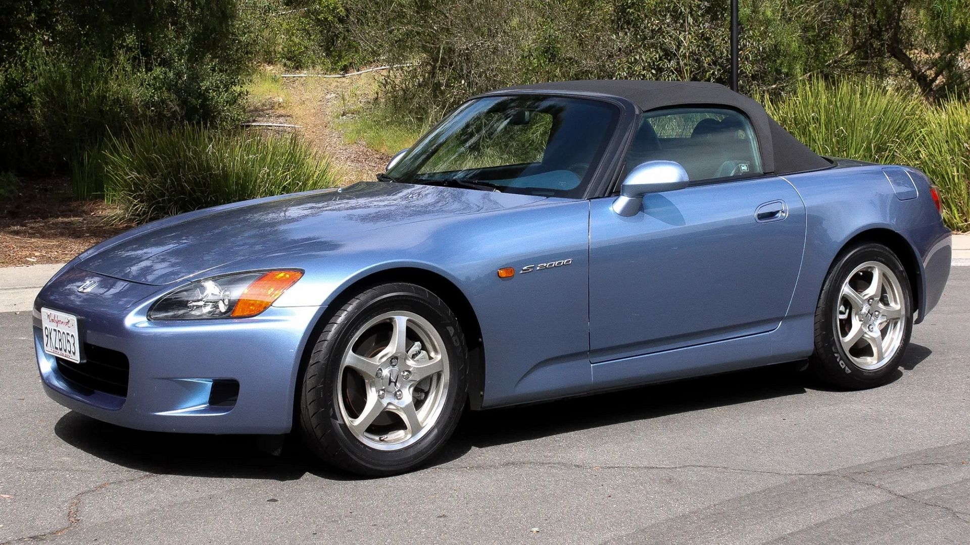 Honda S2000 azul 2002 posando na estrada