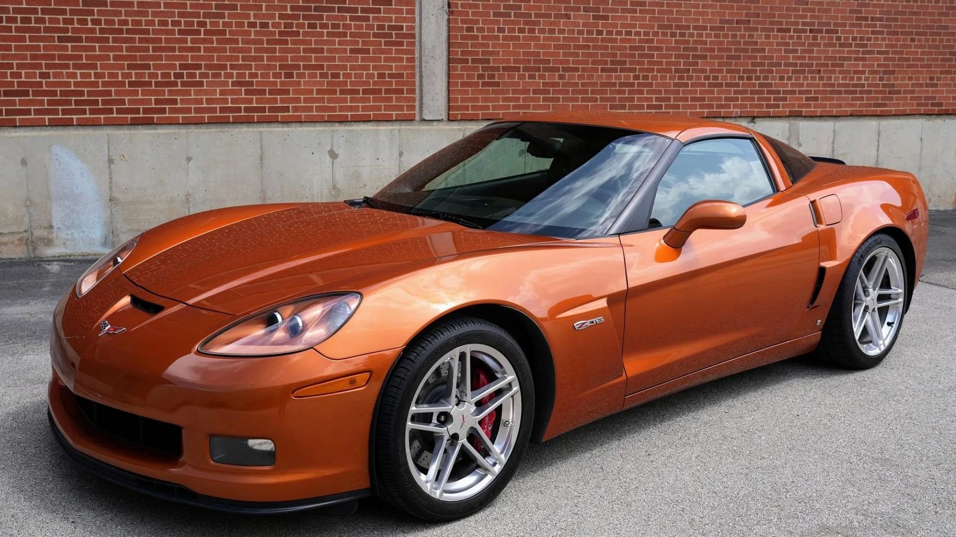 Uma foto frontal 3/4 de um Chevrolet Corvette Z06 2007 laranja.