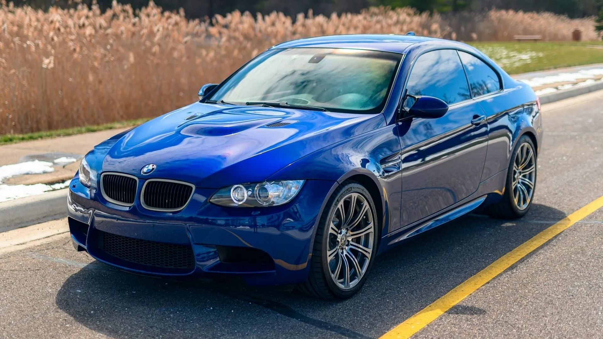 Uma foto frontal 3/4 de um BMW M3 Coupe Azul 2009.