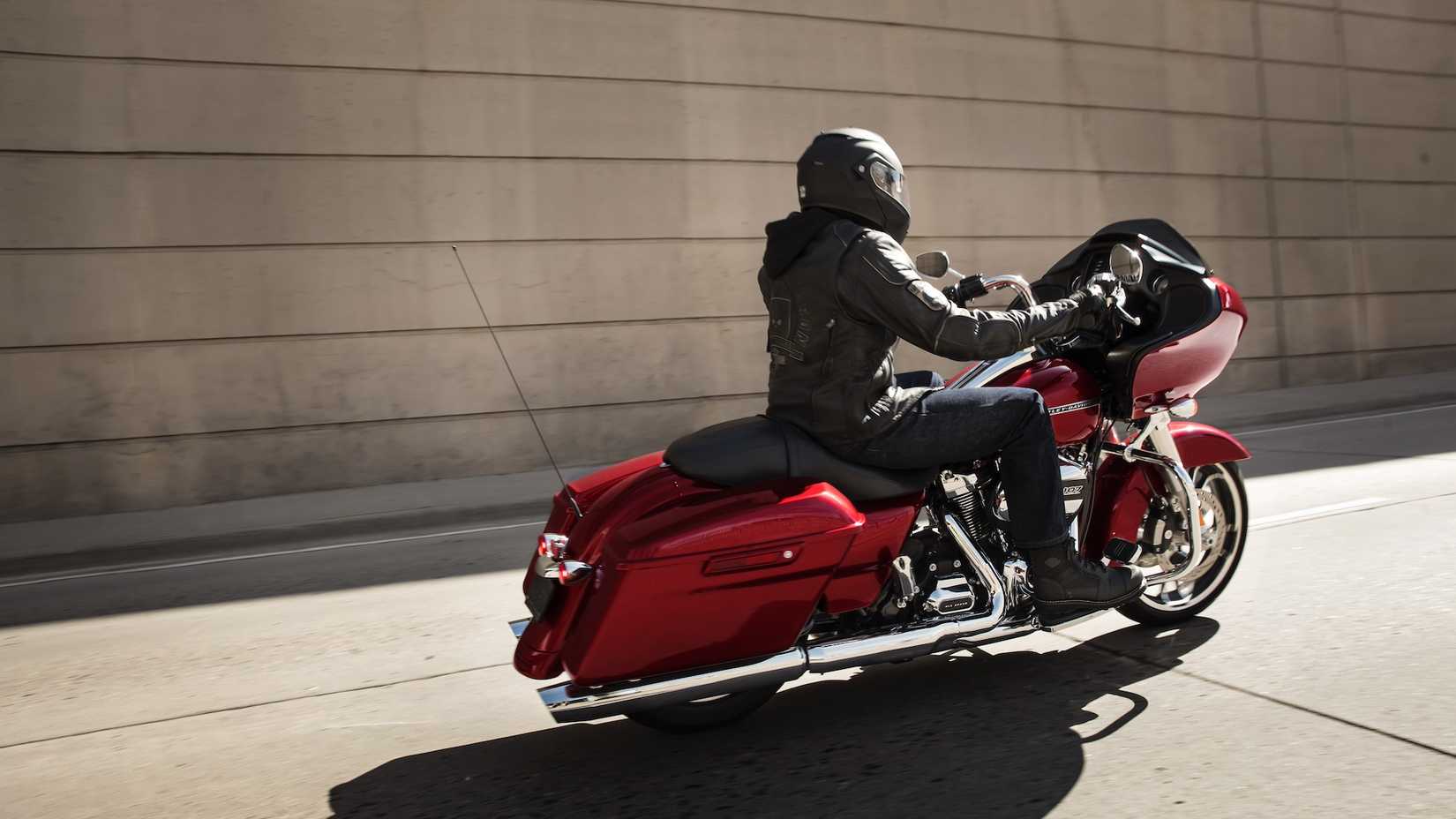 Piloto em uma Harley-Davidson Road Glide vermelha 2020