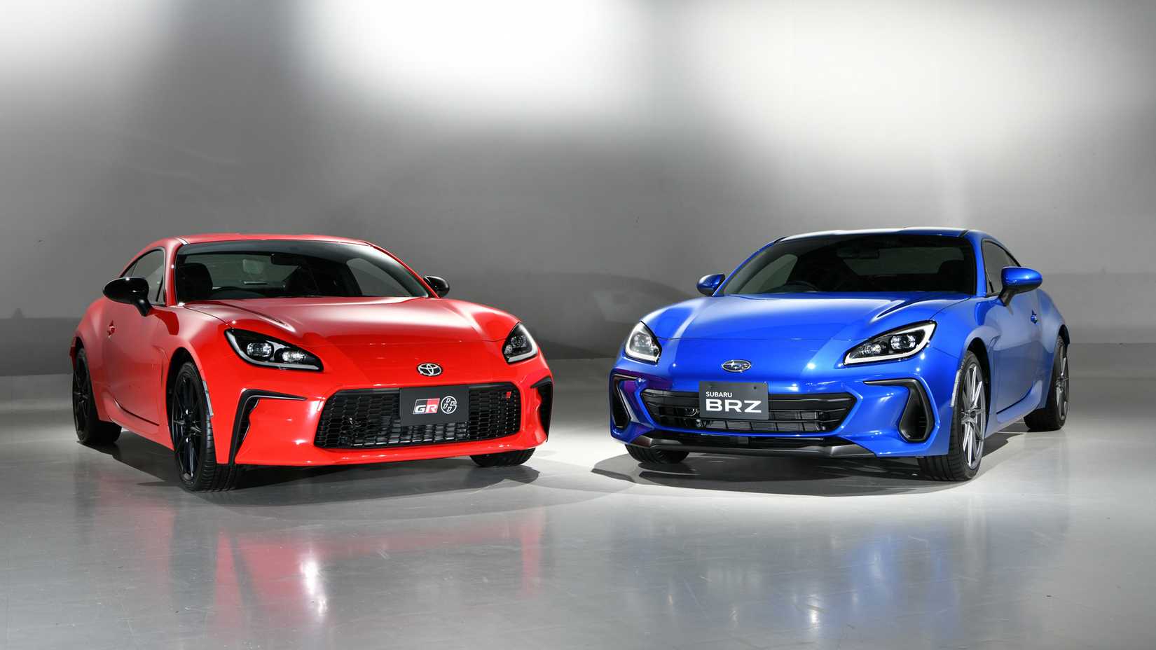 Side-by-side shot of the Toyota GR86 and Subaru BRZ