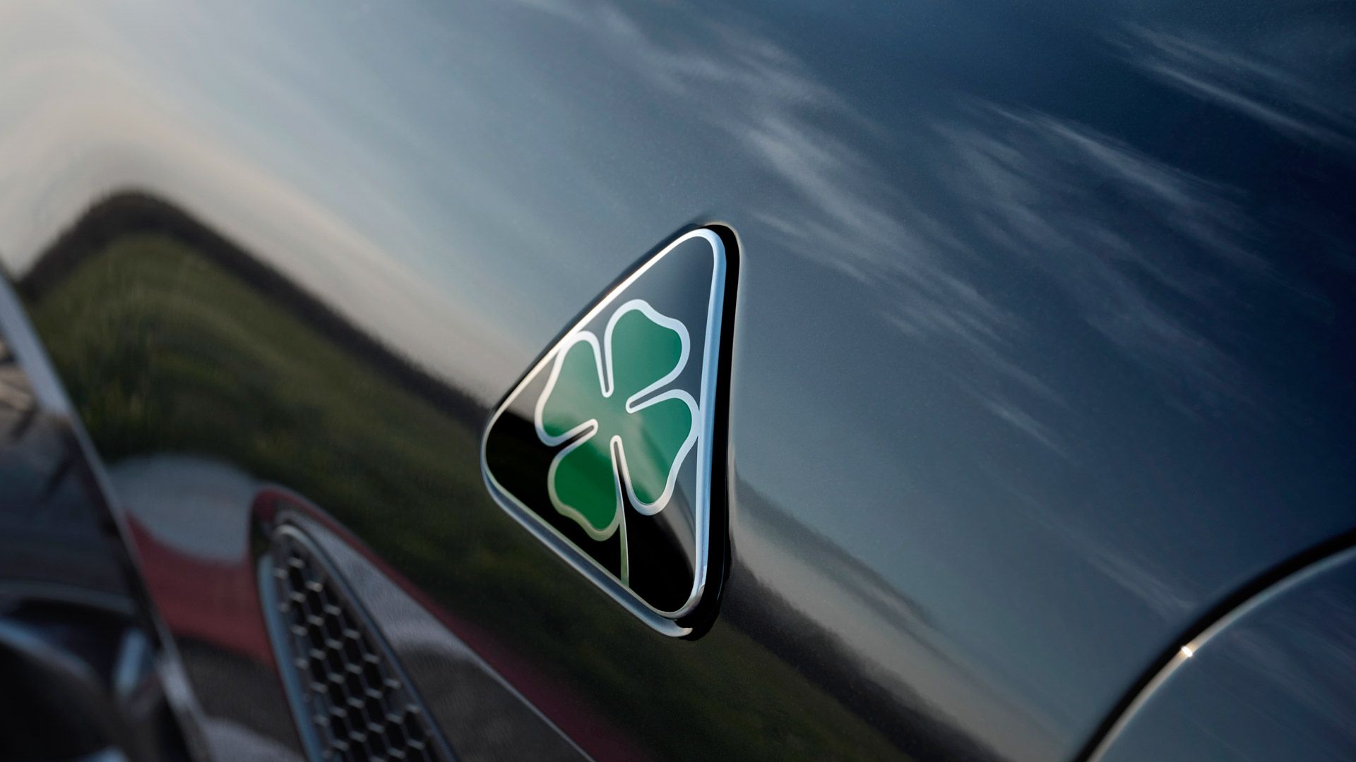 Close-up de um emblema Alfa Romeo Stelvio Quadrifoglio Super Sport 2024