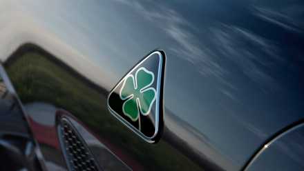 Close-up de um emblema Alfa Romeo Stelvio Quadrifoglio Super Sport 2024
