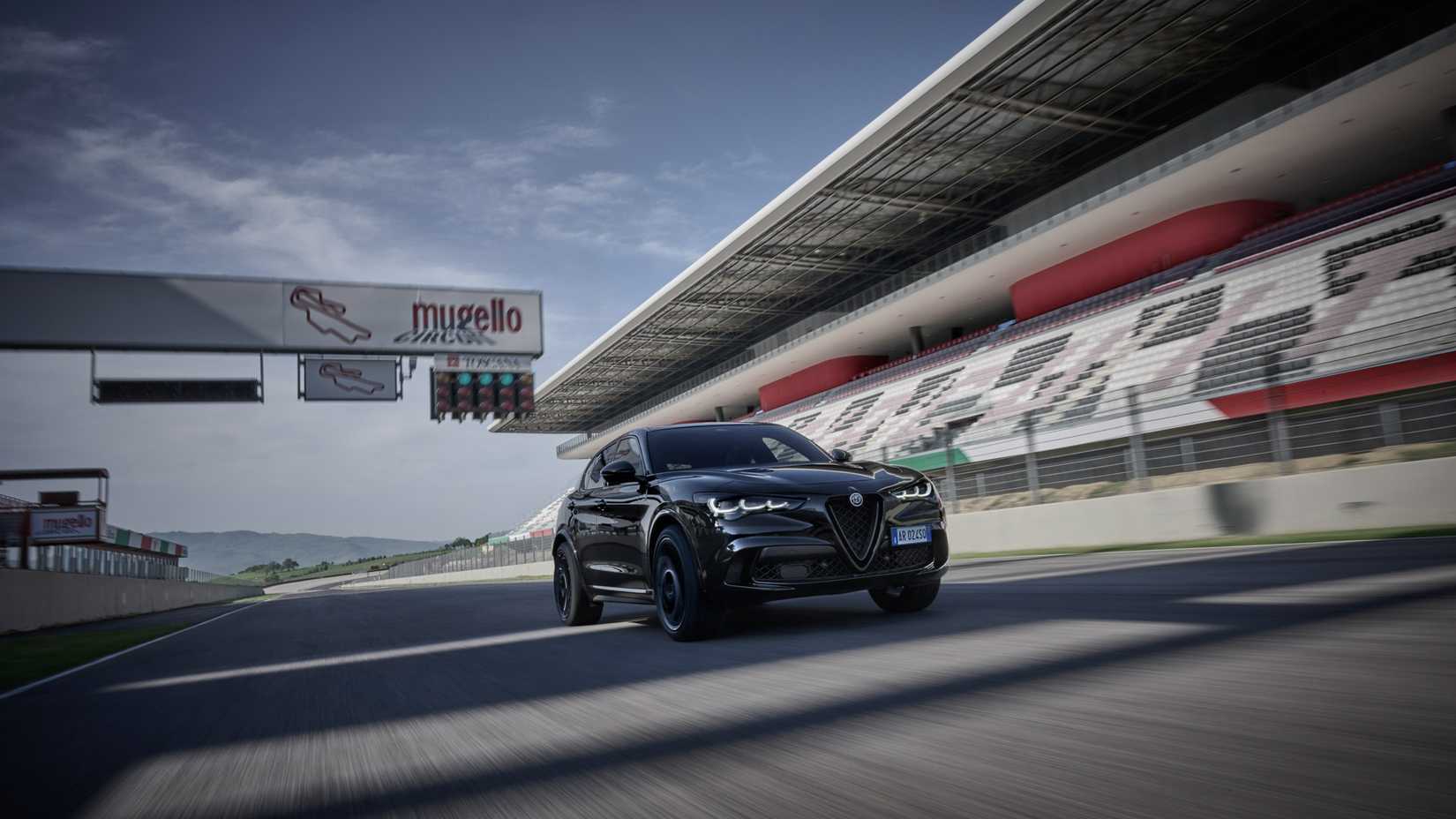 2024 Alfa Romeo Stelvio Super Sport tiro frontal acelerando na pista