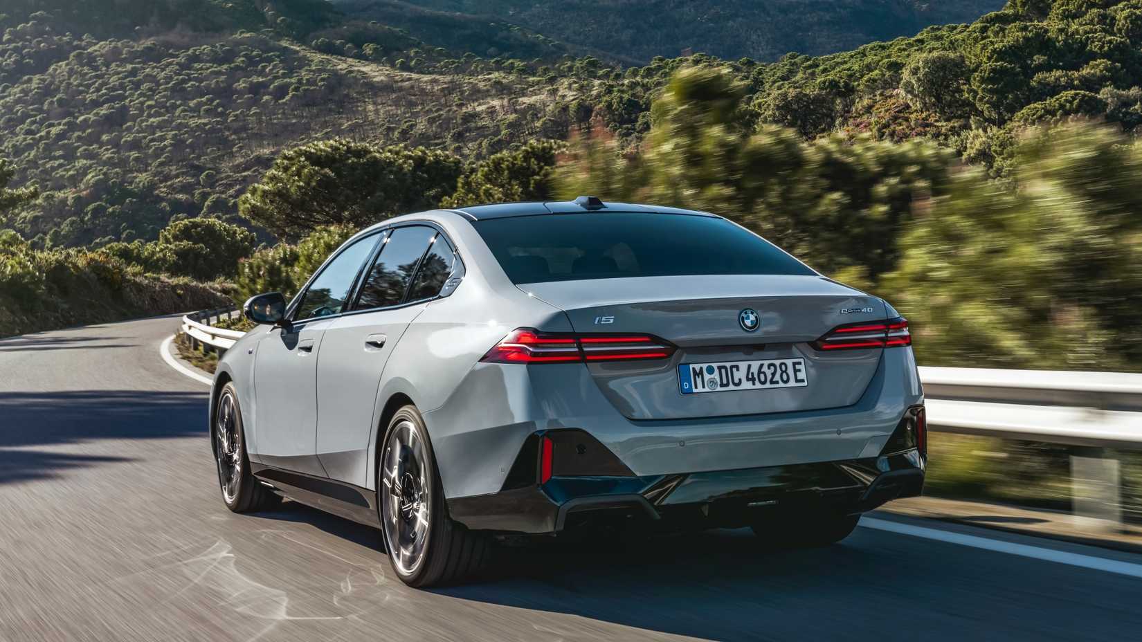 2024 BMW Série 5 traseira três quartos