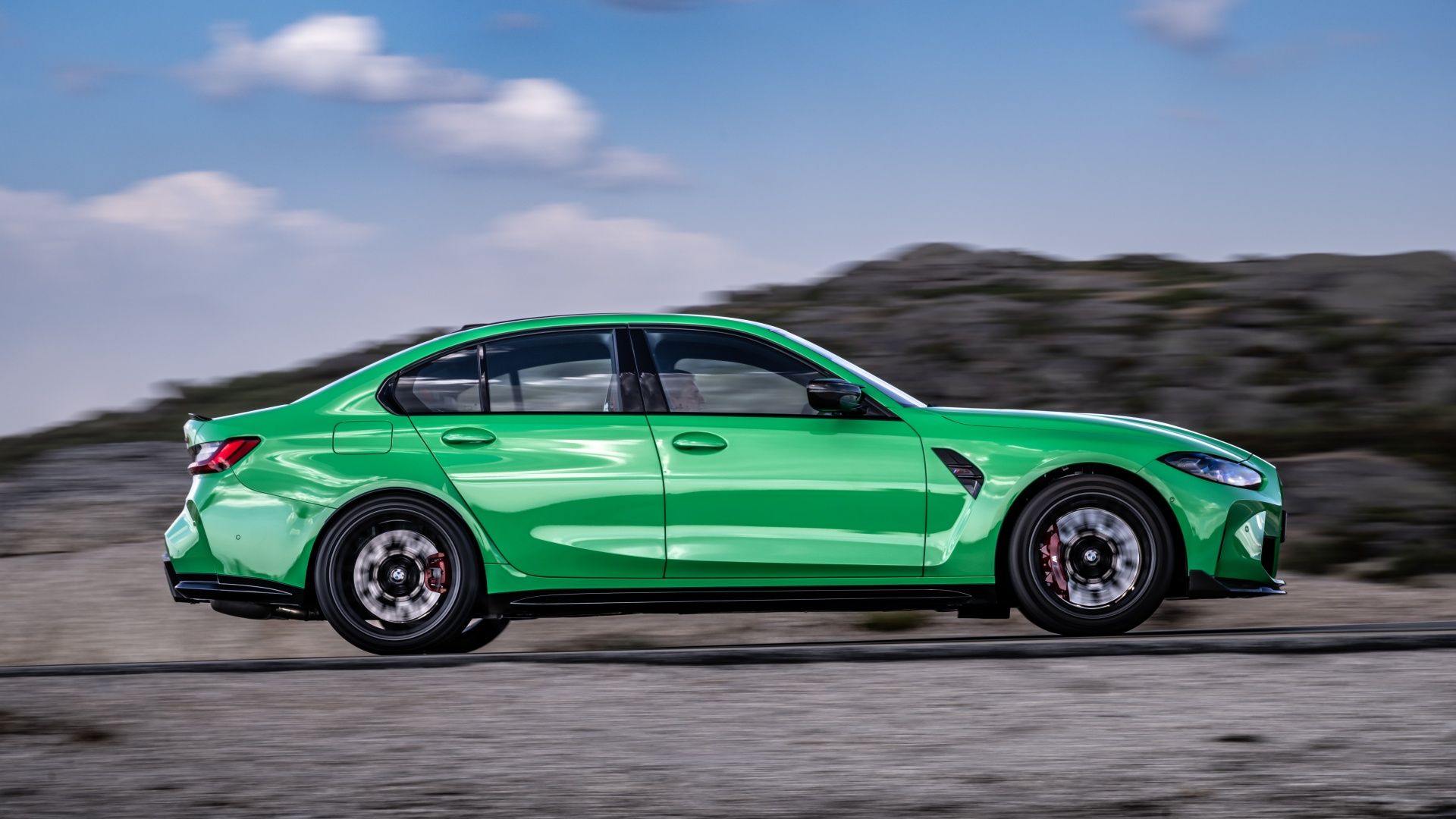 Foto lateral de um BMW CS verde 2024