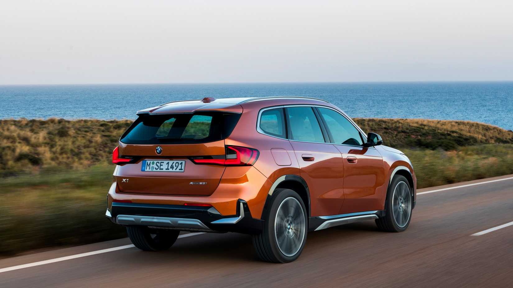 2024 BMW X1 Traseira Três Quartos Laranja