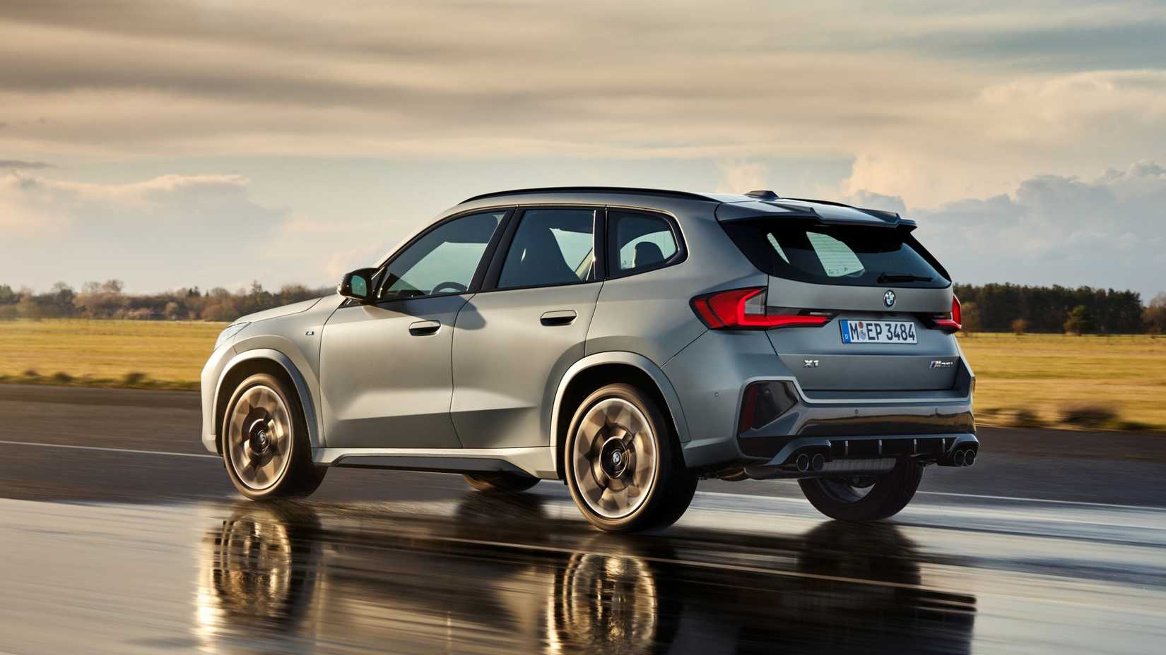 2024 BMW X1 traseiro três quartos