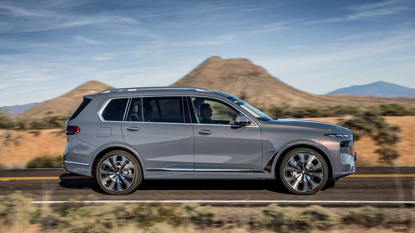 2024 BMW X7 Side View