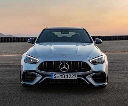 Ângulo frontal do novo 2024 C63 SE Performance