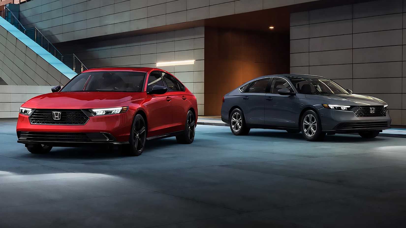 Um Honda Accord híbrido cinza e vermelho 2024 lado a lado