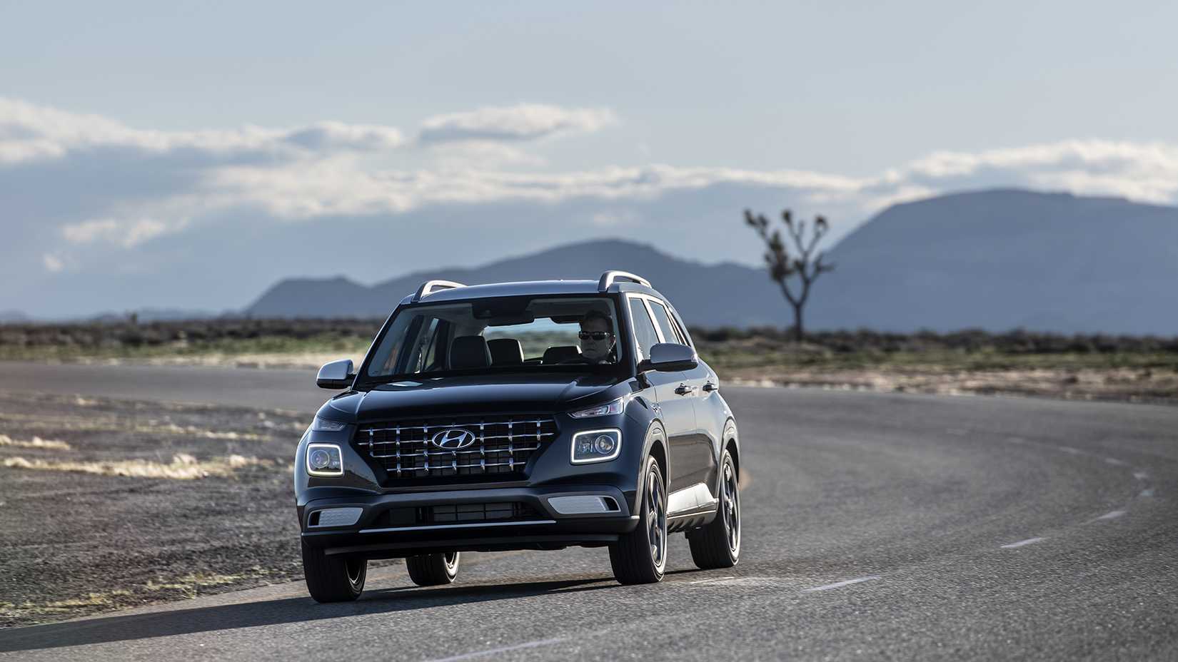 2024 Hyundai Venue dirigindo em uma estrada curva