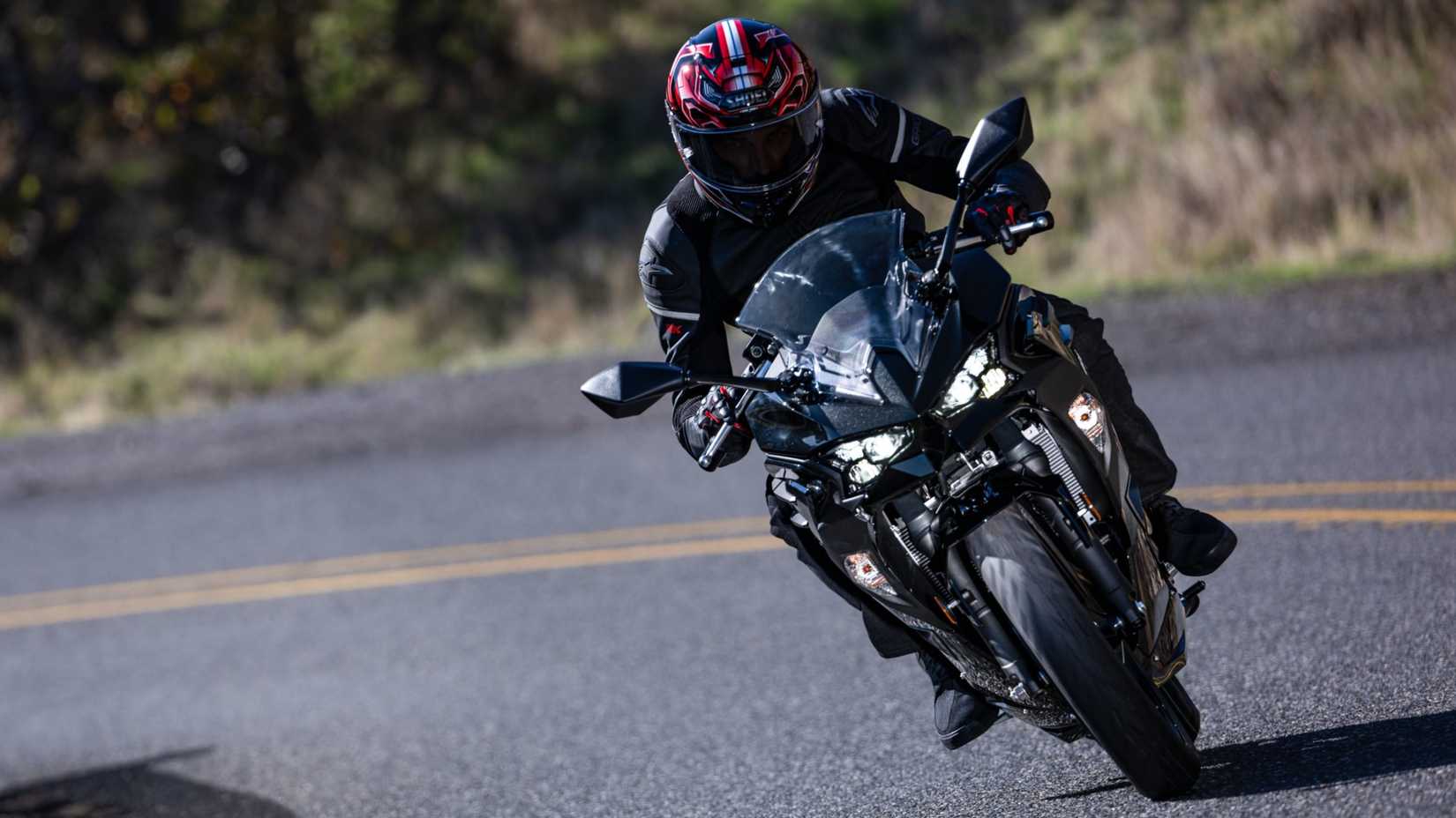 2025 KAwasaki Ninja 500 Preto Ação