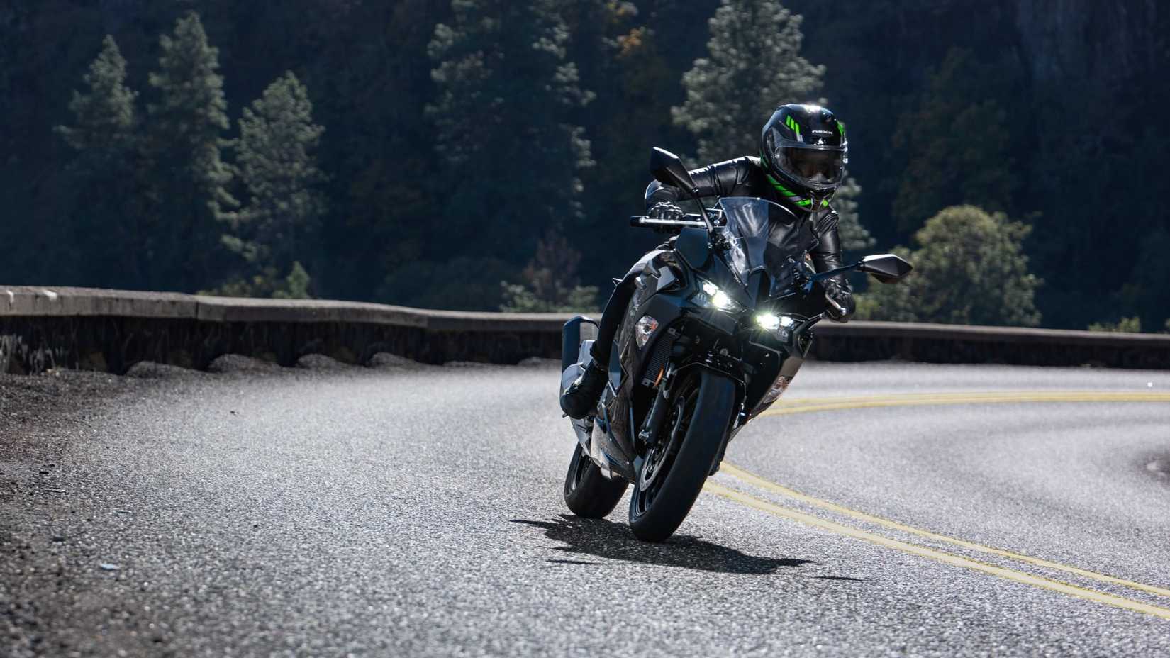 2024 KAwasaki Ninja 500 preto curvando à direita