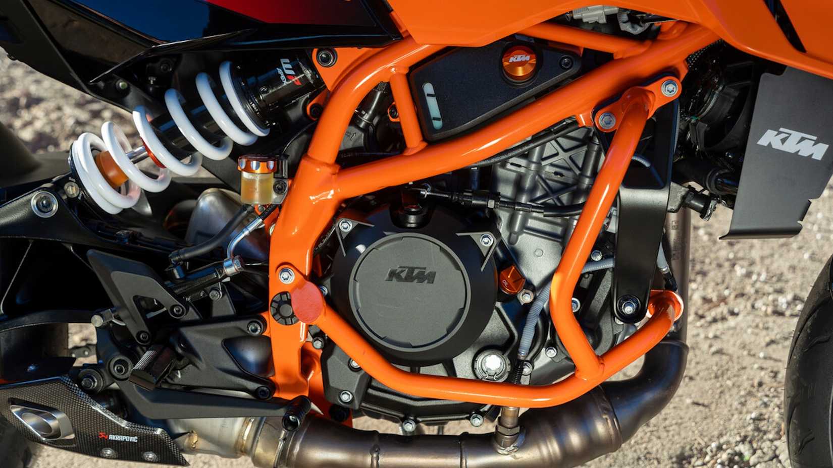 Close do motor 2024 KTM 390 DUKE