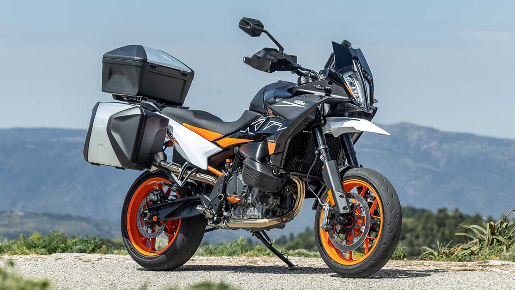 2024 KTM 890 SMT w. optional luggage