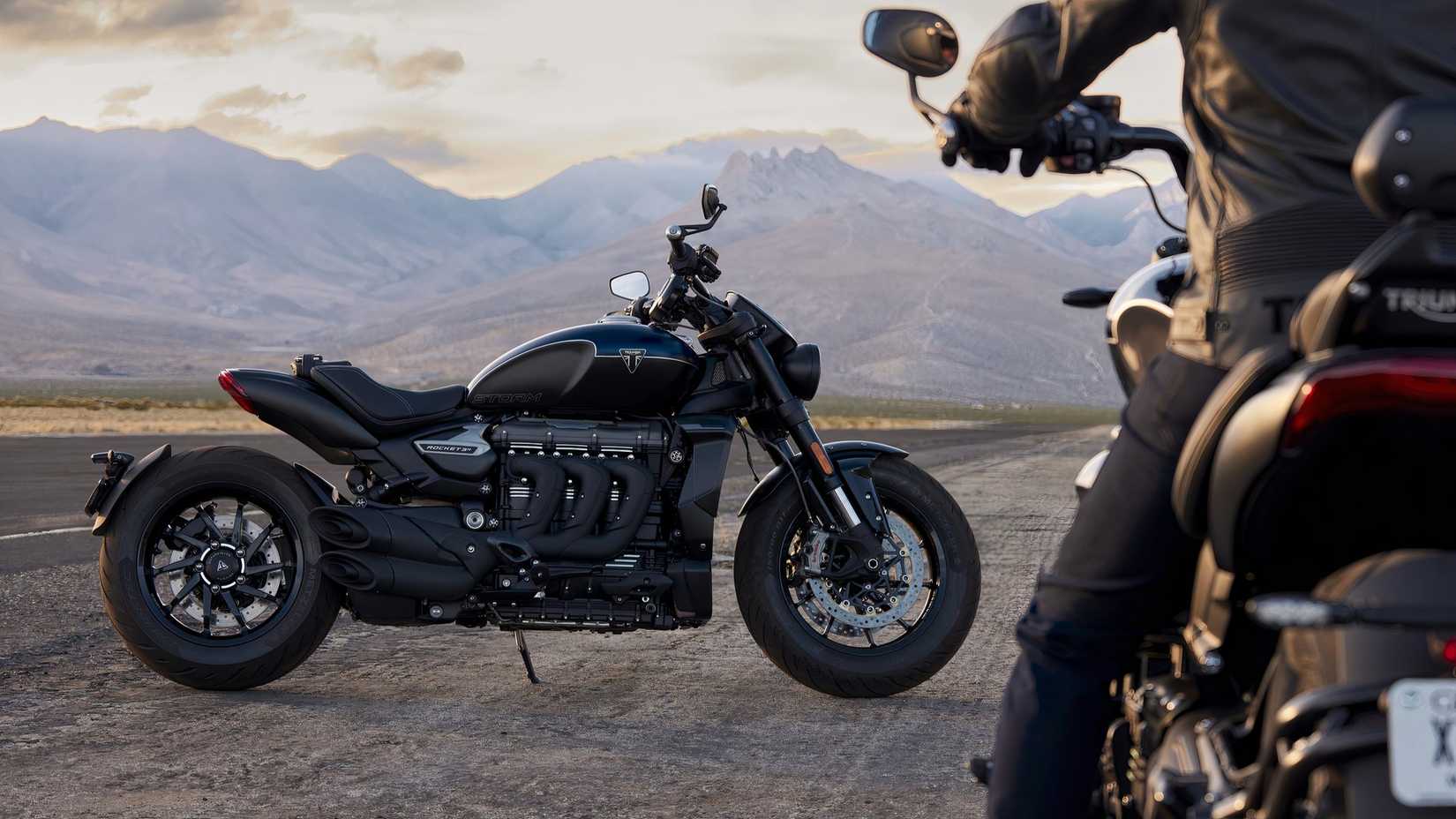 Foto estática de um Triumph Rocket 3 Storm R 2024