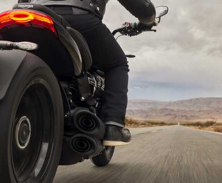 2024 Triumph Rocket 3 Storm R enorme foto cinematográfica do pneu traseiro