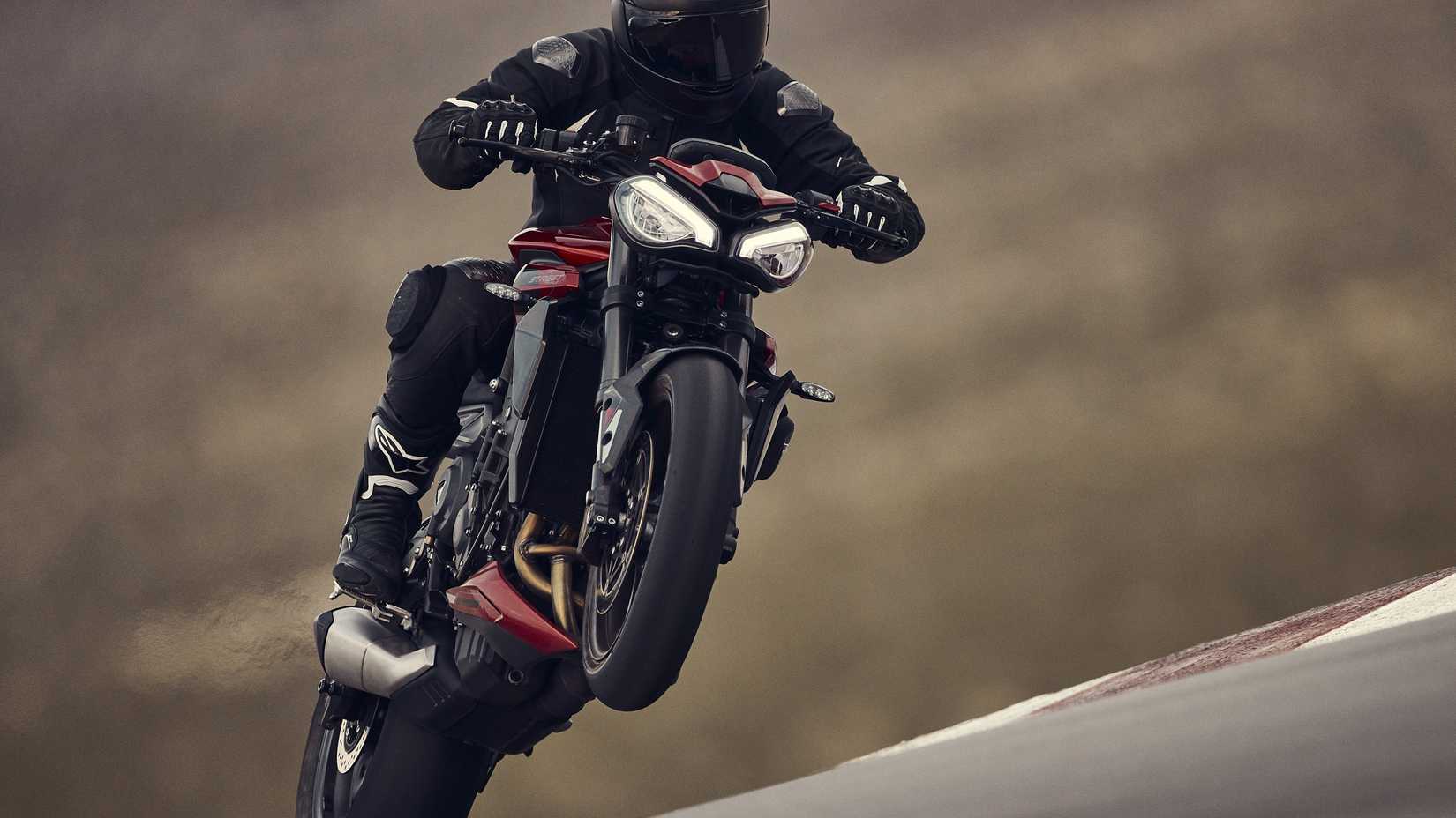 Red 2024 Triumph Street Triple RS Wheelie na pista